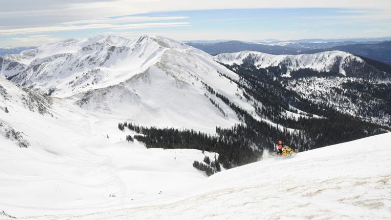 格兰德湖周围山脉中的冬季雪地摩托探险之旅 格兰德湖周围山脉中的冬季雪地摩托探险之旅