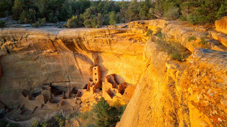 梅萨维德国家公园内由古普韦布洛人雕刻而成的 Square Tower House 塔楼遗址 梅萨维德国家公园内由古普韦布洛人雕刻而成的 Square Tower House 塔楼遗址