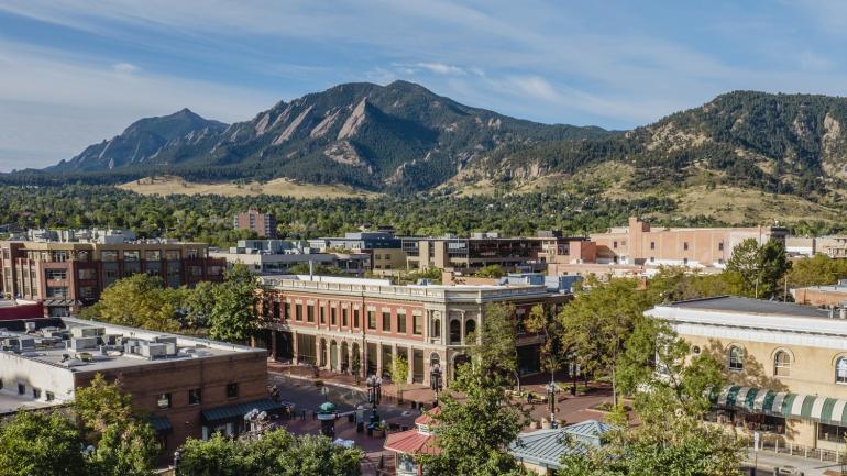 博尔德市中心珍珠街购物中心区和落基山脉的风光