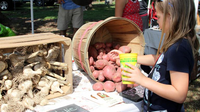 Lafayette Farmers and Artisans Market at the Horse Farm 农贸和工艺品市场的新鲜物产 Lafayette Farmers and Artisans Market at the Horse Farm 农贸和工艺品市场的新鲜物产
