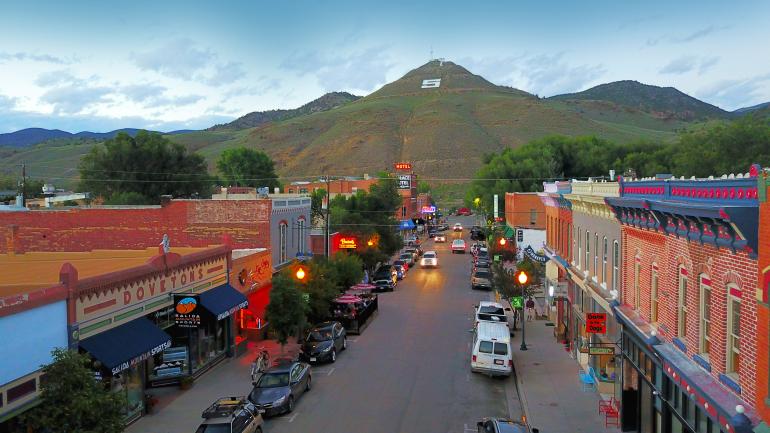 俯瞰萨莉达的古雅街道和周边景致