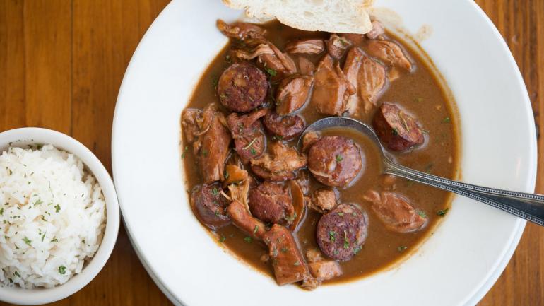 准备好品尝一碗丰盛的鸡肉香肠秋葵浓汤 准备好品尝一碗丰盛的鸡肉香肠秋葵浓汤