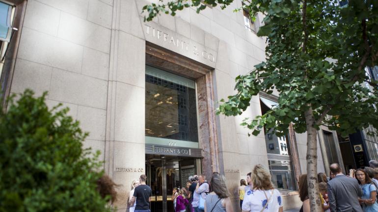 在曼哈顿东 57 大街的蒂芙尼购物 在曼哈顿东 57 大街的蒂芙尼购物
