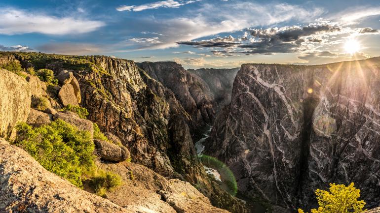 在甘尼森国家公园欣赏黑峡谷的彩绘墙 在甘尼森国家公园欣赏黑峡谷的彩绘墙
