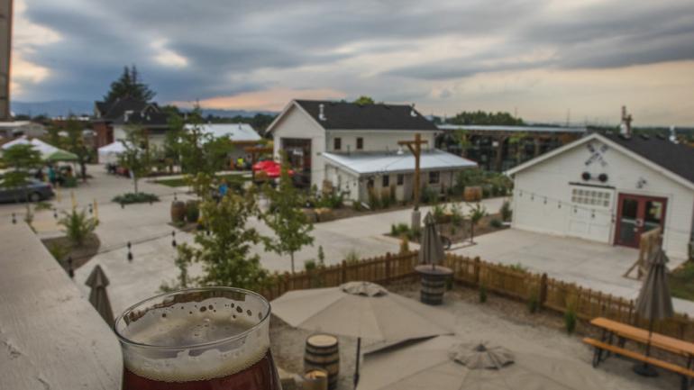 柯林斯堡 Jessup Farm 啤酒屋的精酿啤酒、户外座位和艺术小镇