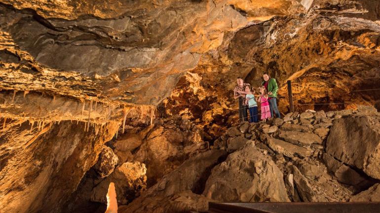 全家一起去科罗拉多州格伦伍德斯普林斯参观格伦伍德洞穴