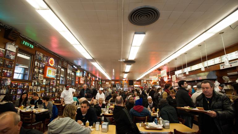 下东城 Katz's Delicatessen 餐厅总是门庭若市