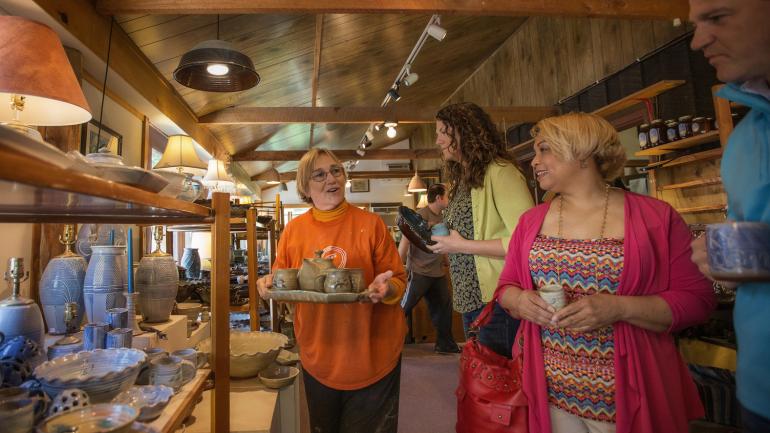 游客在肯塔基州伯里亚附近的 Tater Knob Pottery & Farm 商店挑选手工陶器 游客在肯塔基州伯里亚附近的 Tater Knob Pottery & Farm 商店挑选手工陶器