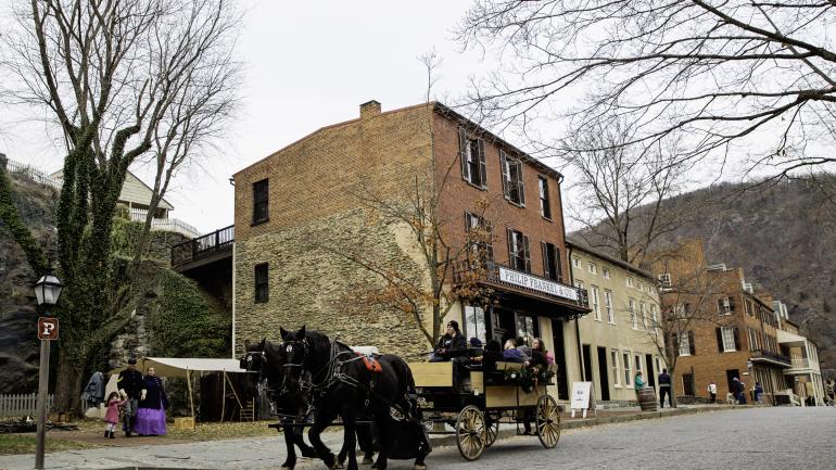 坐上四轮马车观光，穿过史上著名的哈珀斯费里