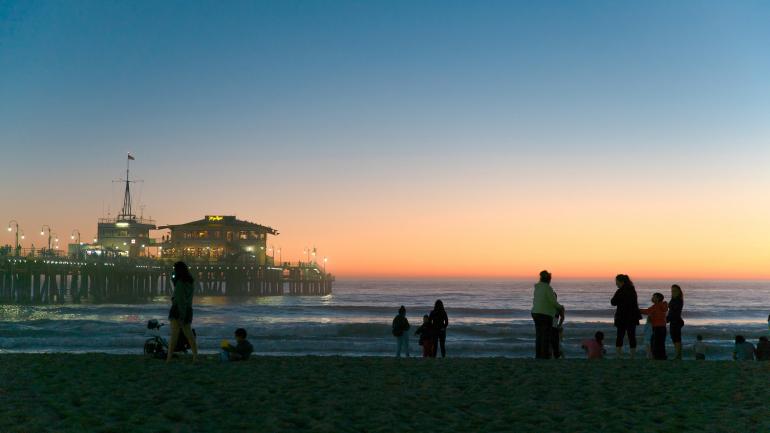沿太平洋海岸公路边的圣莫尼卡码头探索海滩