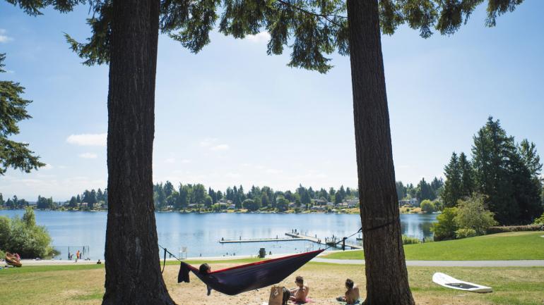 在西塔科角湖公园休闲放松