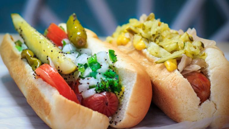 Taste of Chicago 餐厅供应各种风味的热狗,包括芝加哥招牌热狗 Taste of Chicago 餐厅供应各种风味的热狗,包括芝加哥招牌热狗