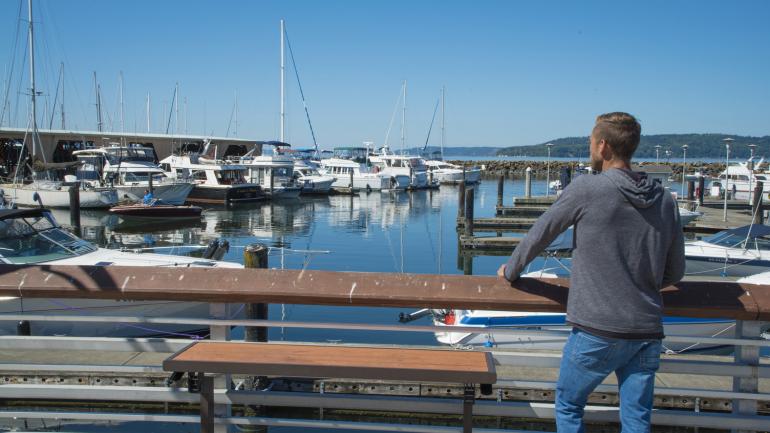 俯瞰普吉特湾码头边聚集的众多船只和得梅因水滨农贸市场