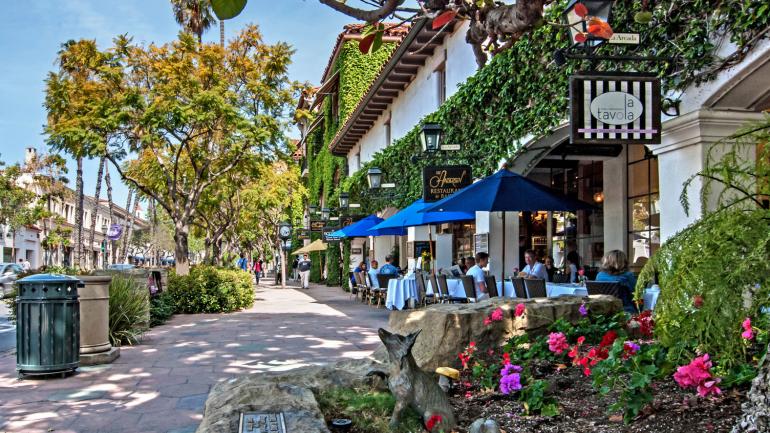 圣巴巴拉市中心历史悠久的州立大街商店林立、风景优美