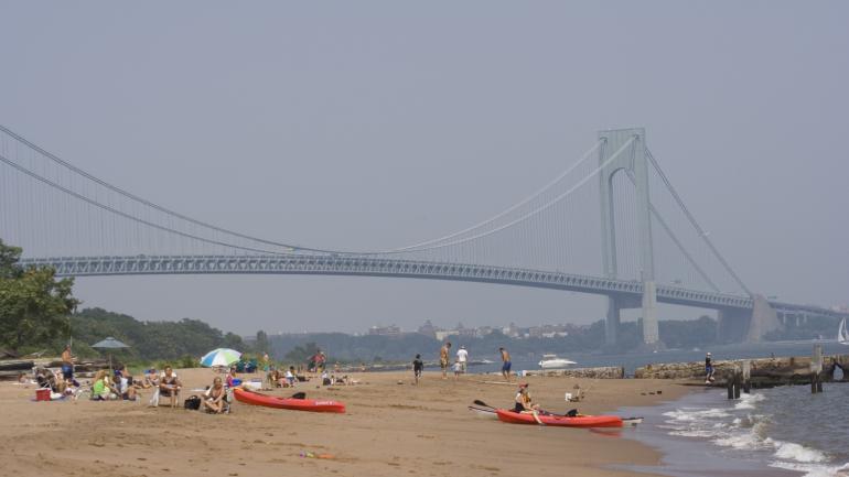 皮划艇爱好者和沙滩爱好者正在斯塔腾岛南海滩享受美好的一天