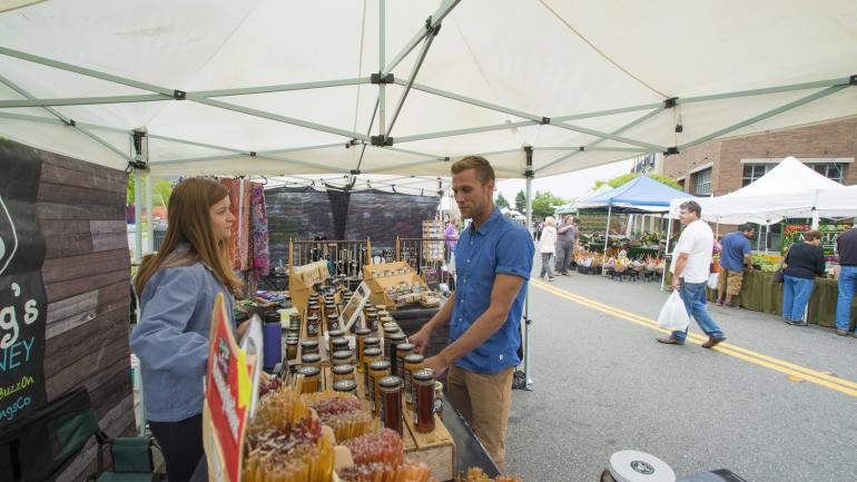 布里恩农贸市场内的天然蜂蜜摊位