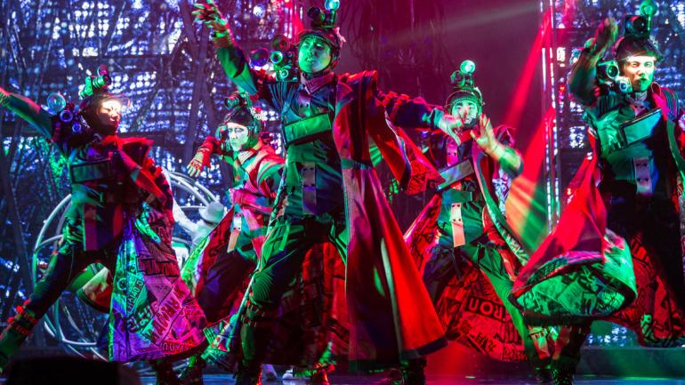 Mephisto 是一个不怀好意的媒体机器,他与自己的舞蹈队和警卫一起,随着 Tabloid Junkies 首次亮相于“Leave Me Alone/Tabloid Junkie/Too Bad”。 Mephisto 是一个不怀好意的媒体机器,他与自己的舞蹈队和警卫一起,随着 Tabloid Junkies 首次亮相于“Leave Me Alone/Tabloid Junkie/Too Bad”。