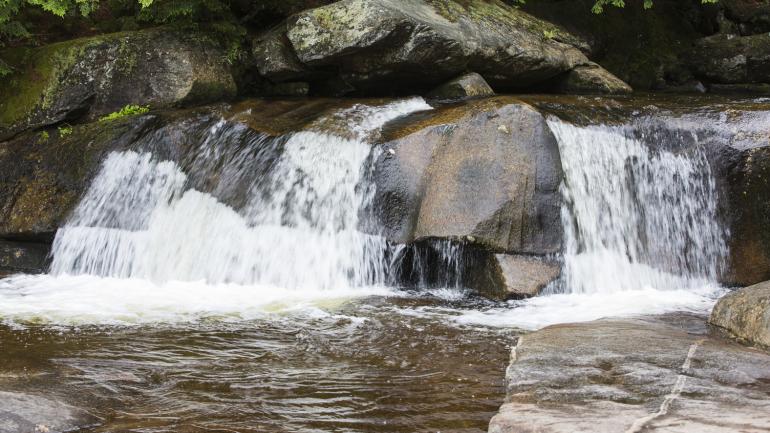 螺丝钻瀑布的水流令人身心舒缓 螺丝钻瀑布的水流令人身心舒缓