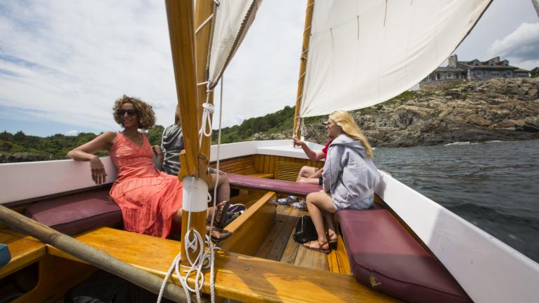 从奥甘奎特海滩出发的悠闲帆船之旅