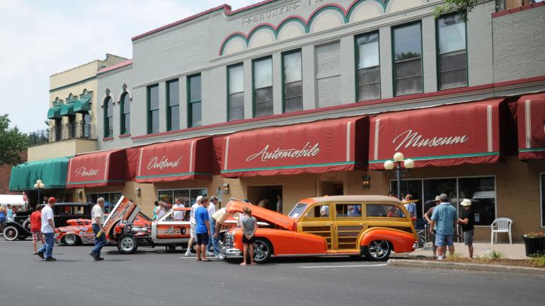 排在庞蒂亚克-奥克兰汽车博物馆入口的老爷车