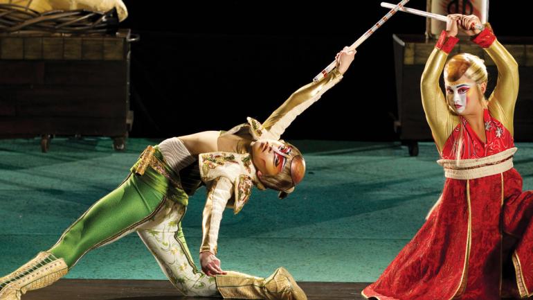 KÀ 讲述了一对皇家双胞胎关于爱情、冲突和冒险的一段史诗般的旅程。 KÀ 讲述了一对皇家双胞胎关于爱情、冲突和冒险的一段史诗般的旅程。