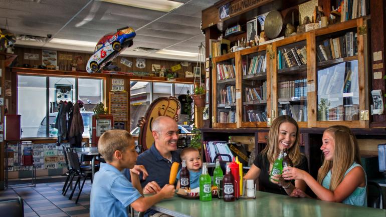 在 Cozy Dog Drive In 餐厅享用玉米热狗，喝杯 66 号公路汽水