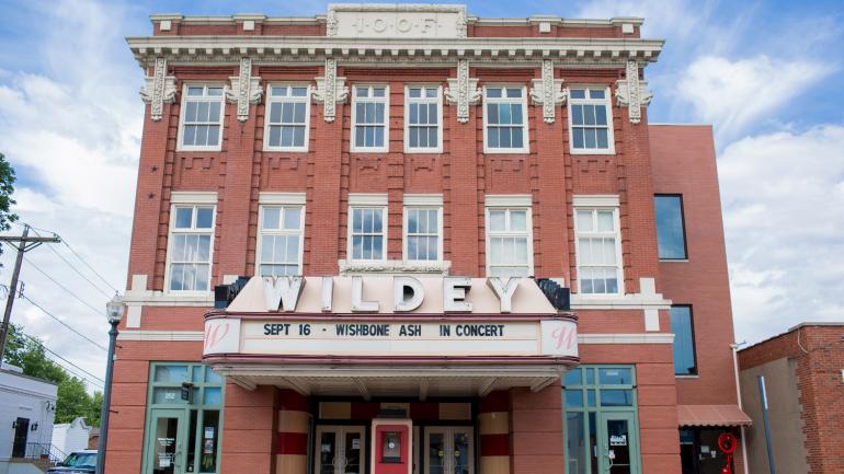 历史悠久的威尔迪剧院，伊利诺伊州爱德华兹维尔的繁华场所