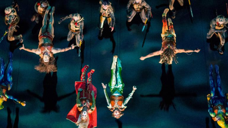 KÀ 秀在一场非凡的战斗场面中达到高潮,平坦的舞台让观众可以鸟瞰这一画面。 KÀ 秀在一场非凡的战斗场面中达到高潮,平坦的舞台让观众可以鸟瞰这一画面。