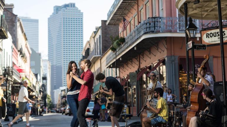 随着新奥尔良的街头音乐尽情摇摆 随着新奥尔良的街头音乐尽情摇摆