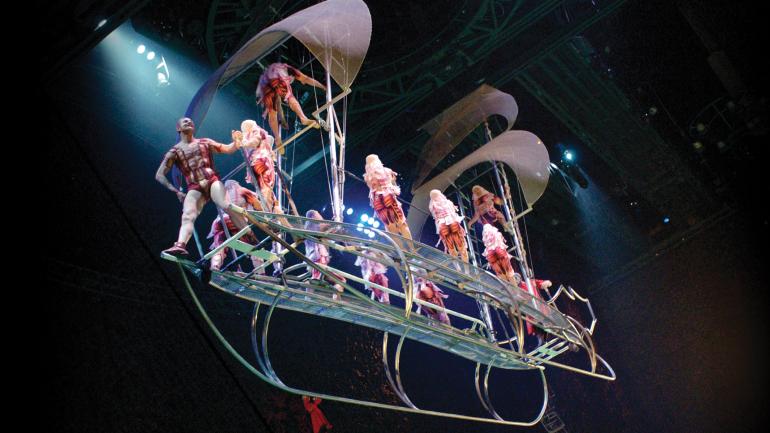 这艘漂浮在水面上的钢架船，为这个杂技的时机和力量的真正独特展现提供了平台。