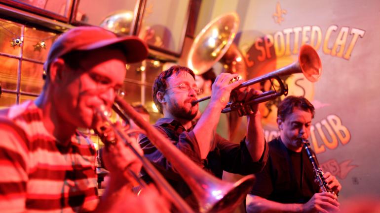 法国人街 The Spotted Cat 音乐俱乐部内的爵士表演 法国人街 The Spotted Cat 音乐俱乐部内的爵士表演