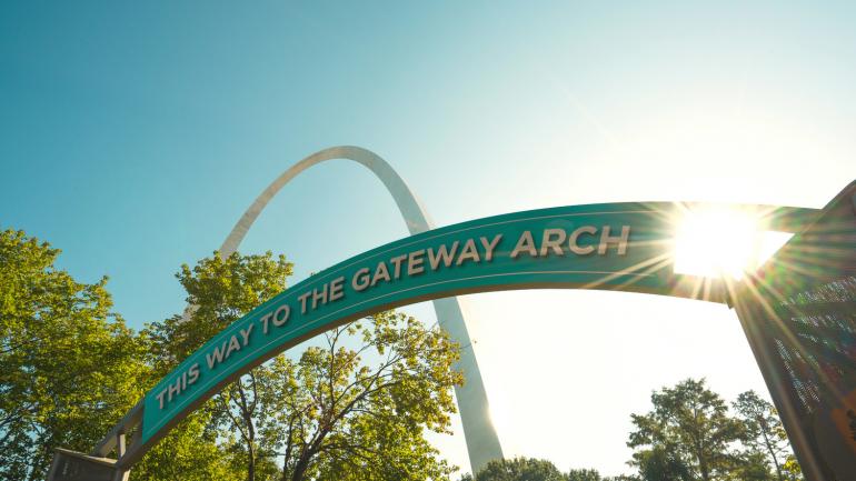 抬头仰望圣路易斯标志性的大拱门