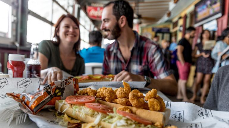 什么也比不上闻名遐迩的 Parkway Bakery & Tavern 潜艇三明治