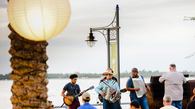 湖畔的音乐表演