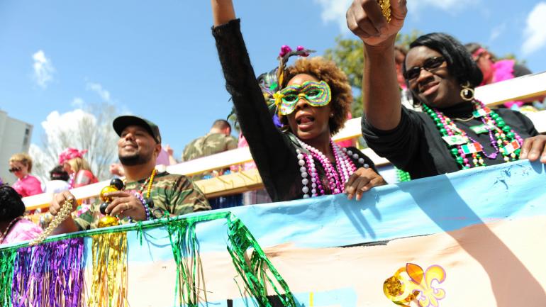 狂欢者都在路易斯安那州的巴吞鲁日市中心庆祝新奥尔良狂欢节 狂欢者都在路易斯安那州的巴吞鲁日市中心庆祝新奥尔良狂欢节