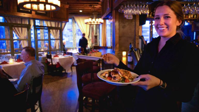 位于贝尔街 B.B.金蓝调俱乐部楼上的伊塔比纳餐厅提供正宗南部美食 位于贝尔街 B.B.金蓝调俱乐部楼上的伊塔比纳餐厅提供正宗南部美食