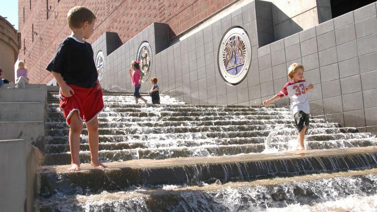 孩子们光着脚在互动式纪念碑 The Passage 的“眼泪之路”上玩耍