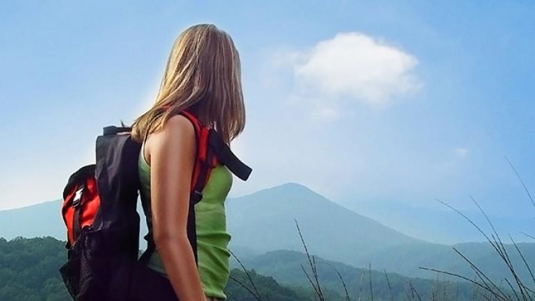 在大烟山国家公园一处风景优美的步道上驻足观望