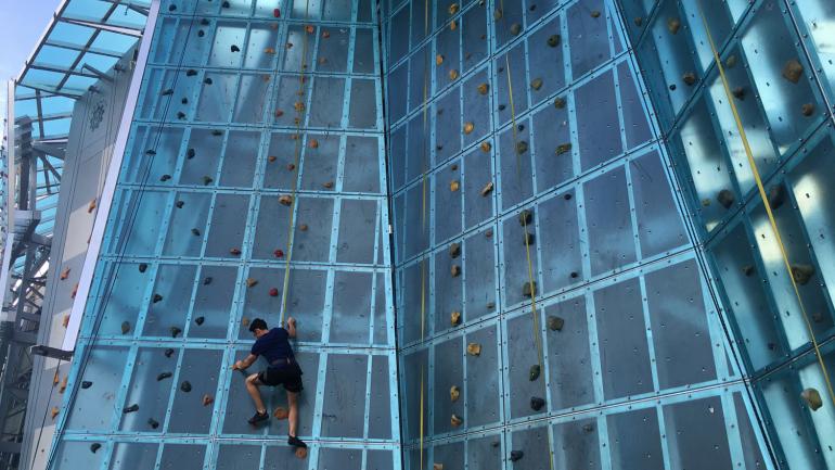 High Point Climbing Center 攀岩中心外部的钢化玻璃攀岩墙