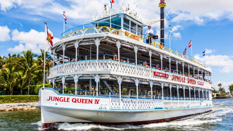 乘坐皇后丛林游船穿越“百万富翁区”