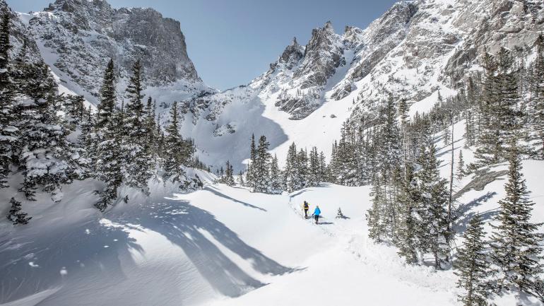 穿着雪鞋沿着落基山脉国家公园内的小径行走，欣赏令人陶醉的冬日美景