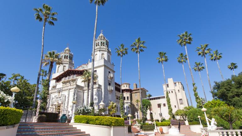 高高坐落在圣路易斯-奥比斯波县迷人山丘上方的赫斯特城堡 高高坐落在圣路易斯-奥比斯波县迷人山丘上方的赫斯特城堡