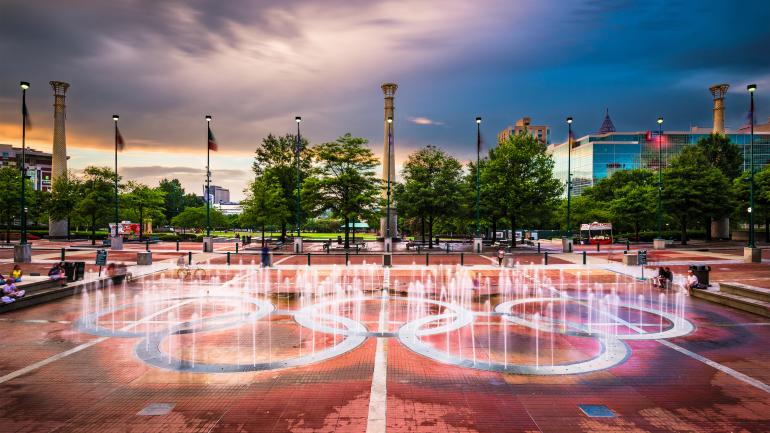 位于 1996 年夏季奥运会举办地百年奥林匹克公园中的地标性喷泉