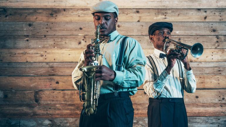 一对爵士乐师在 Andy's Jazz Club 爵士酒吧内演奏 一对爵士乐师在 Andy's Jazz Club 爵士酒吧内演奏