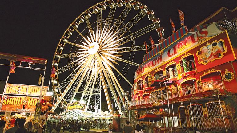 橙县嘉年华活动期间，整夜灯火通明，从摩天轮最高点可以欣赏到最美的景致。