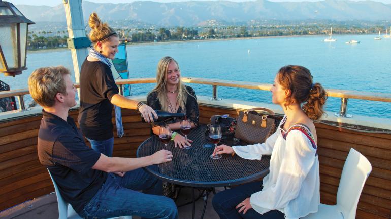 在以优质精选葡萄酒闻名的深海品酒室欣赏海滨景致 在以优质精选葡萄酒闻名的深海品酒室欣赏海滨景致