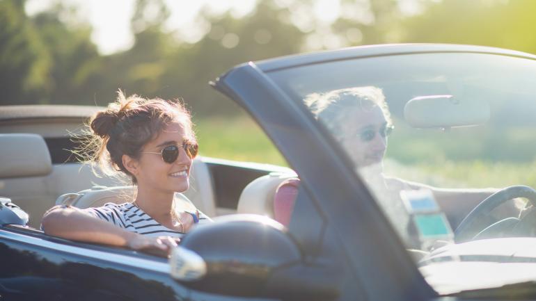 享受开着敞篷车沿乡间公路行驶的乐趣