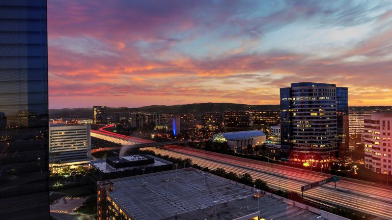 日出时分城市灯火闪烁的尔湾 日出时分城市灯火闪烁的尔湾