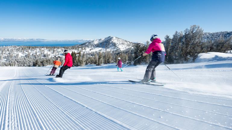 冬季在太浩湖平整的雪坡上滑雪