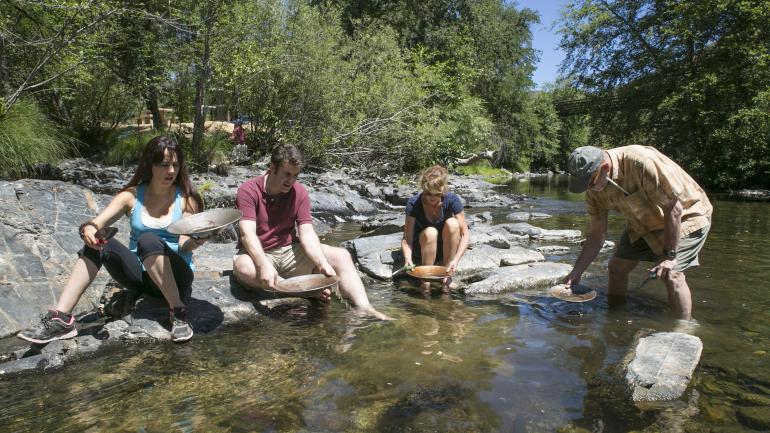 在雷丁附近的威士基顿国家游乐区,淘金是一项充满乐趣且倍受欢迎的活动 在雷丁附近的威士基顿国家游乐区,淘金是一项充满乐趣且倍受欢迎的活动